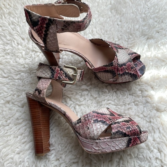 Stuart Weitzman Soliesse Snakeskin Sandal Platforms. Used in good condition.Sz 9 - Picture 8 of 10